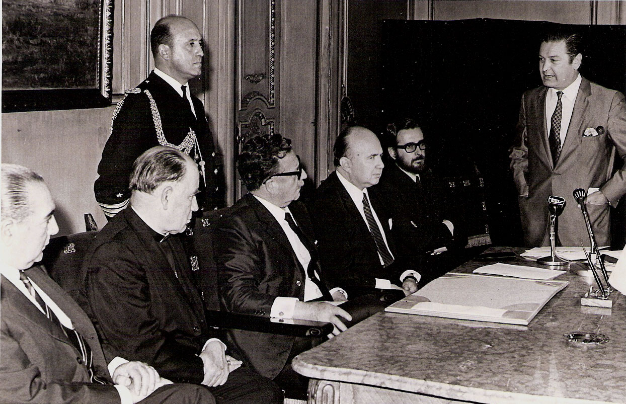 Allende con cardenal Raúl Silva, Felipe Herrera y el autor. De pie edecán naval Arturo Araya y Fernando Castillo Velasco