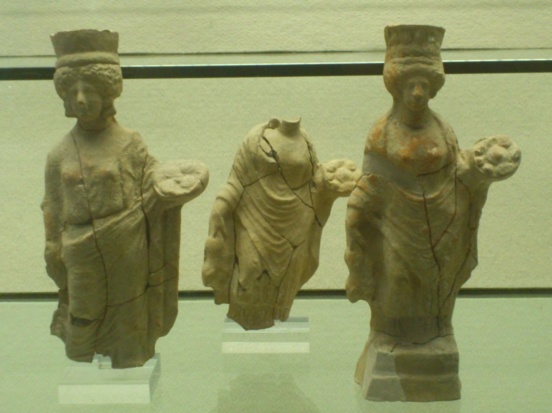 Estatuillas de fieles a Deméter y Kore presentando ofrendas. Museo de Siracusa. Fotografía, Eugenio Gómez.