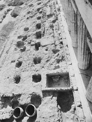 Templo de Hefesto en Atenas: agujeros para arbustos. Tomado de Garden Lore in Ancient Athens, p. 10. Templo de Hefesto en Atenas: agujeros para arbustos. Tomado de Garden Lore in Ancient Athens, p. 10.