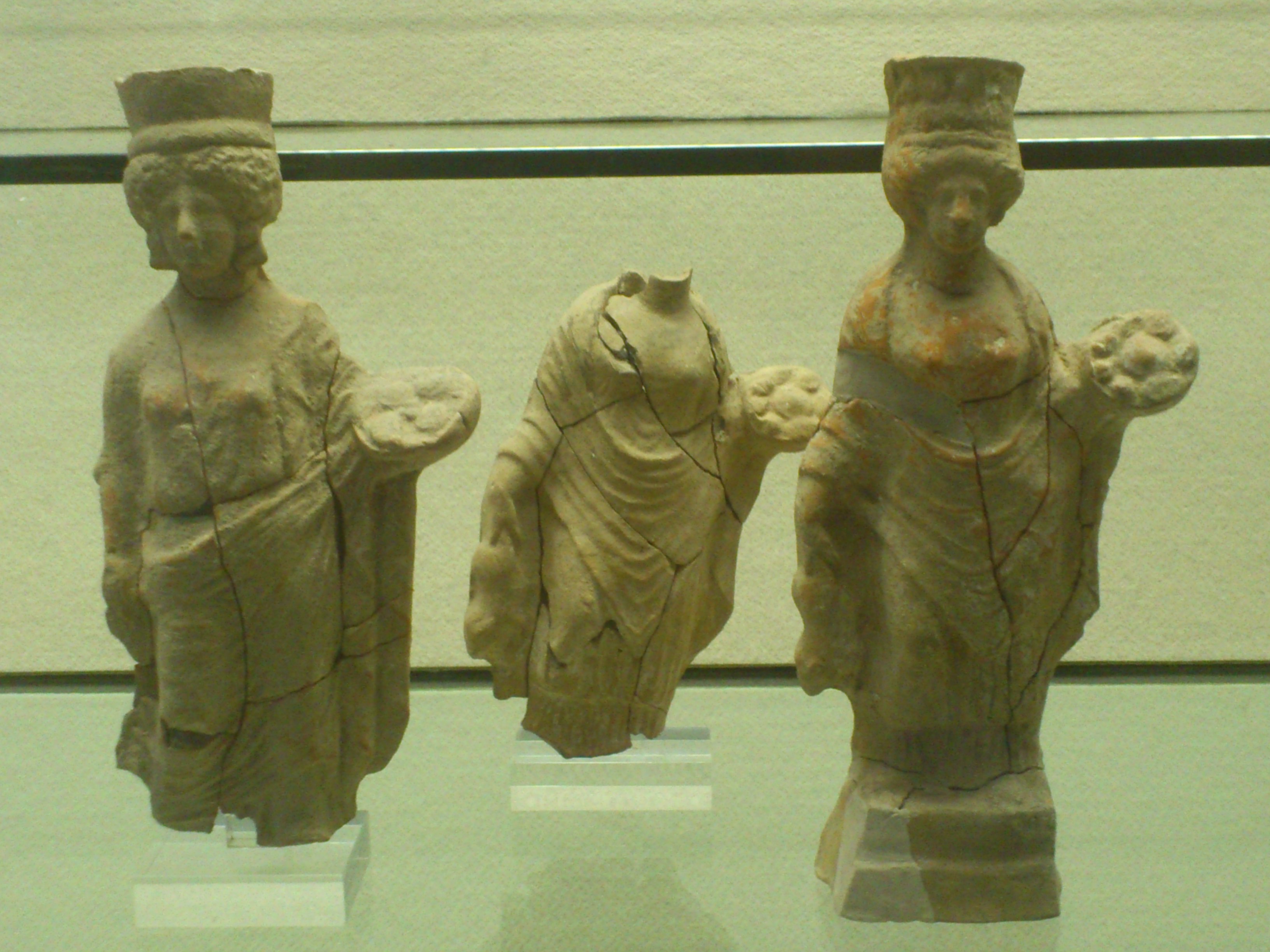 Estatuillas de fieles a Deméter y Kore presentando ofrendas. Museo de Siracusa. Fotografía, Eugenio Gómez.