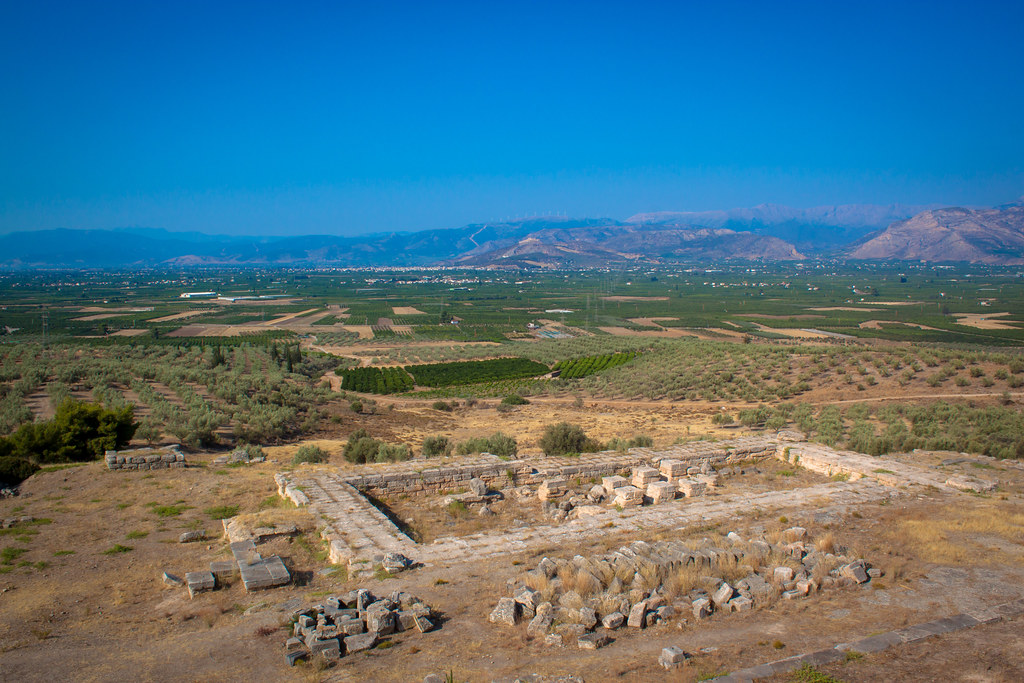 Vista de la comarca de Argos desde el santuario de Hera. Tomado de https://live.staticflickr.com/8583/28788720465_11e86147ae_b.jpg Vista de la comarca de Argos desde el santuario de Hera. Tomado de https://live.staticflickr.com/8583/28788720465_11e86147ae_b.jpg