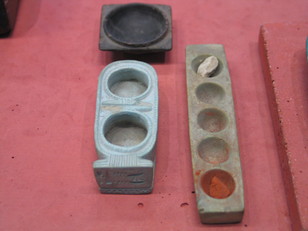 Recipientes egipcios para tinta. Museo del Louvre. Foto IEAE Recipientes egipcios para tinta. Museo del Louvre. Foto IEAE