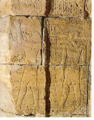El dios Horus e Im-Hotep. Jamba Sur de la Capilla de Adijalamani. Foto IEAE