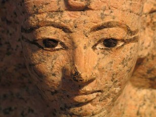 La reina Hatshepsut. Estatua oferente (detalle). Museo Metropolitano de Arte. Nueva York