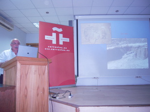Francisco Martín Valentín, Director del 'Proyecto Sen-en-Mut'. Conferencia en la sede del SCAE (El Cairo)