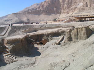 Panorámica de Deir El Bahari. En primer término la TT 353 de Sen-en-Mut