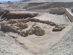 Restos de la 'casa antigua' (Taller para Pelucas). Deir El Bahari. (c) IEAE