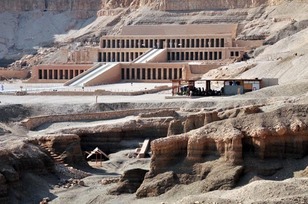El templo de Hatshepsut en Deir El Bahari y el hipogeo TT353 del Mayordomo de Amón Sen-en-Mut