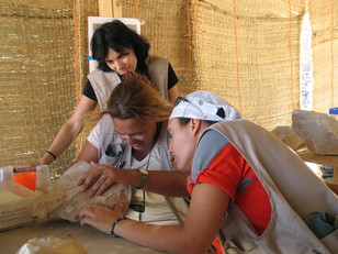 Teresa Bedman, Mar Moñita y Verónica López Bascuñana trabajando con un bloque de la tumba. Foto propiedad del I.E.A.E.