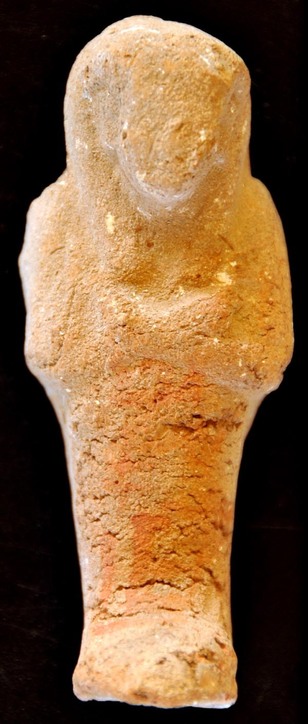 Ushebty encontrado en la TA -28- de Asasif. Fotografía propiedad del I.E.A.E. Ushebty encontrado en la TA -28- de Asasif. Fotografía propiedad del I.E.A.E.