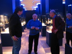 Nicholas Reeves, Francisco J. Martin y Hans Schneider en el Museo de Leiden