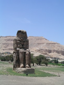 Coloso sur del templo funerario de Amen-Hotep III en Kom El Heittan