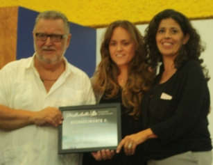 Entrega de reconocimiento por parte de la profesora Myriam Iglesias Entrega de reconocimiento por parte de la profesora Myriam Iglesias