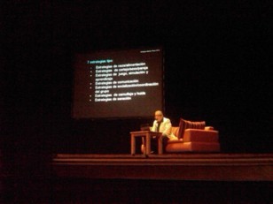 Dr. Rafael Alberto Pérez durante la conferencia Dr. Rafael Alberto Pérez durante la conferencia