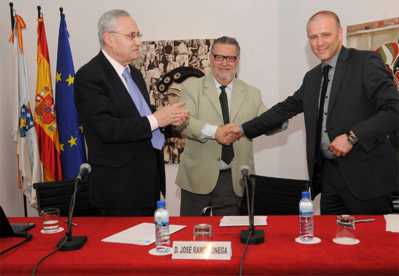 Francisco Javier Alonso y Rafael Alberto Pérez se saludan tras la firma del convenio. Francisco Javier Alonso y Rafael Alberto Pérez se saludan tras la firma del convenio.