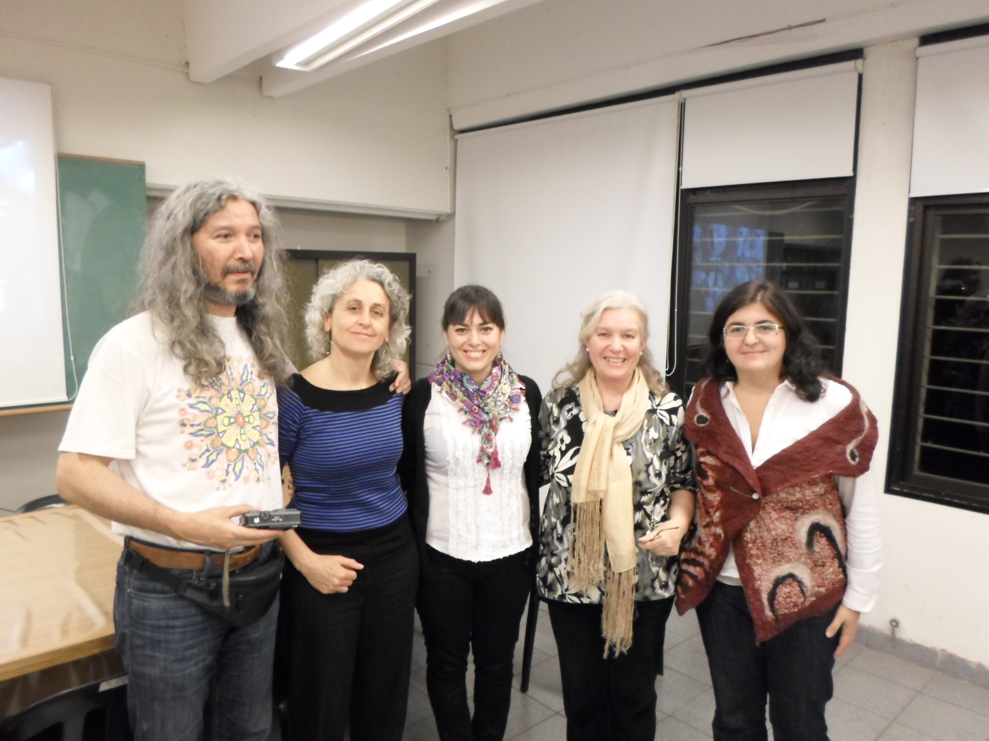 Iriarte (al centro) junto a su directora de tesis y los miembros del tribunal. Iriarte (al centro) junto a su directora de tesis y los miembros del tribunal.