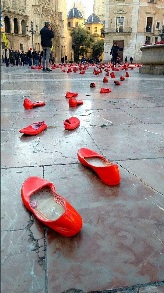 Innovación social con zapatos rojos