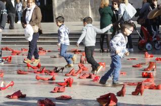 Innovación social con zapatos rojos