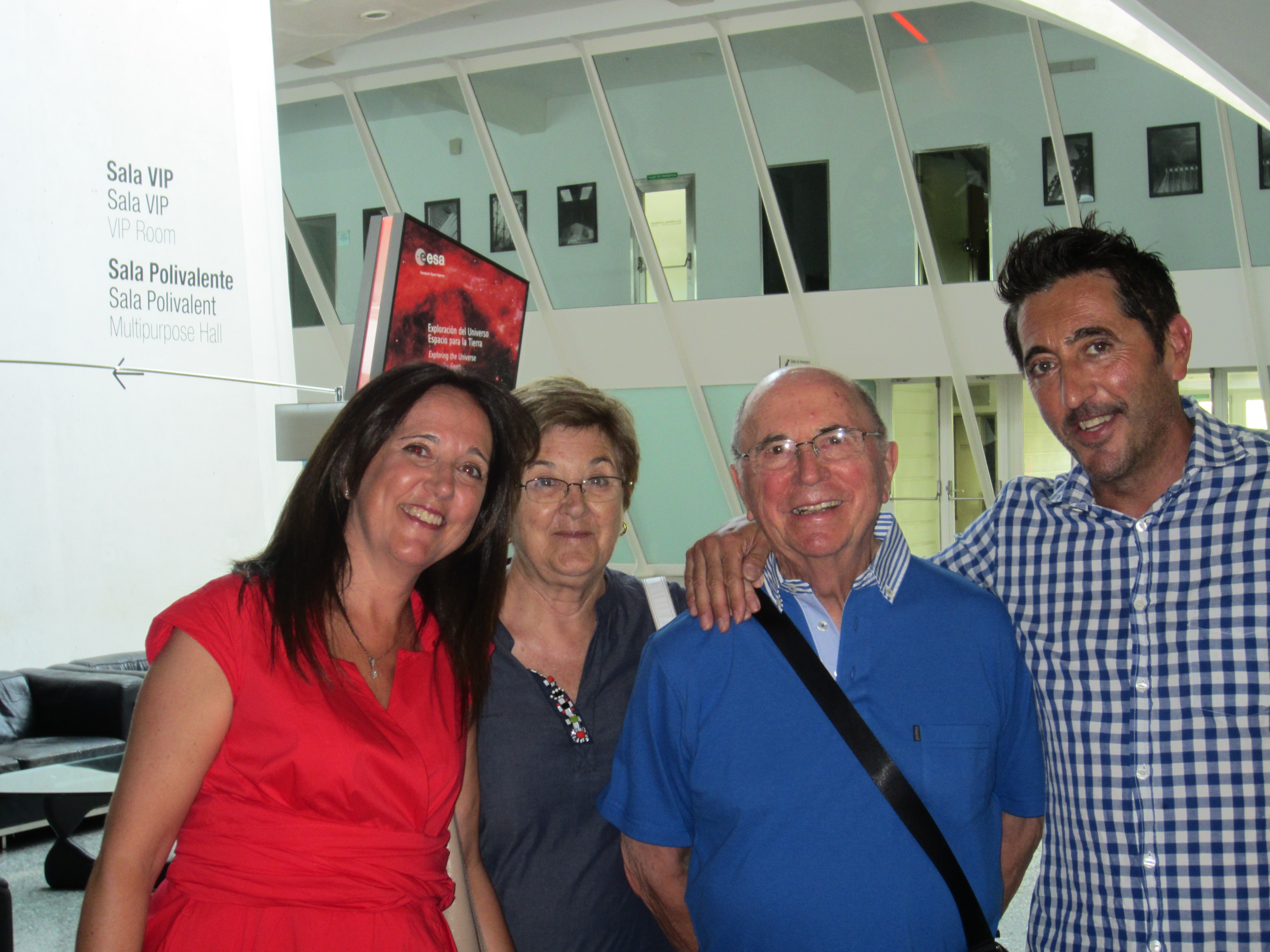 Don Rafael Llopis-Castello junto a su esposa Susana y sus hijos en el Museo de las Ciencias Príncipe Felipe (Valencia)