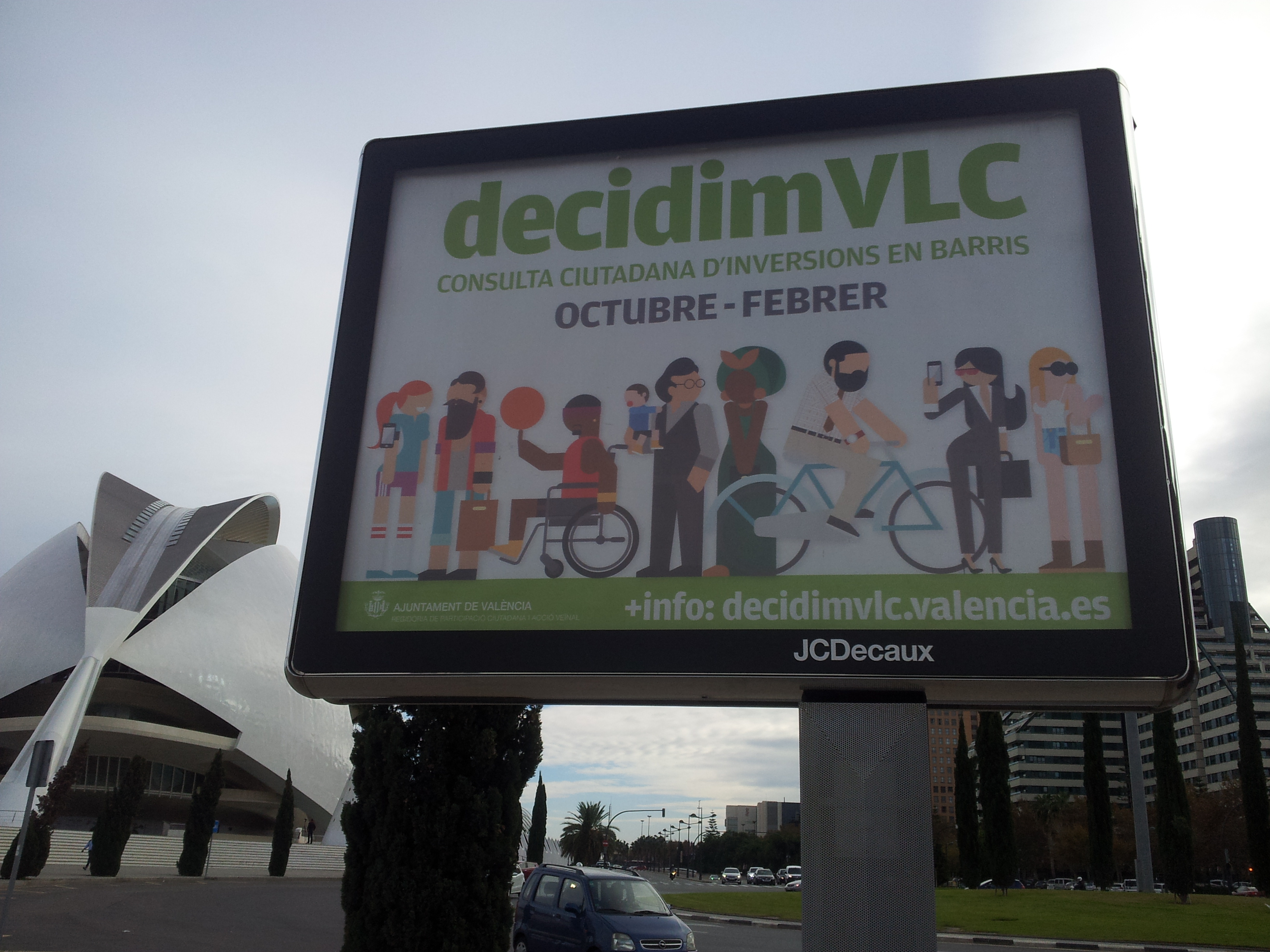 Cartel frente a la Ciudad de las Artes y las Ciencias de Valencia invitando a la participación ciudadana