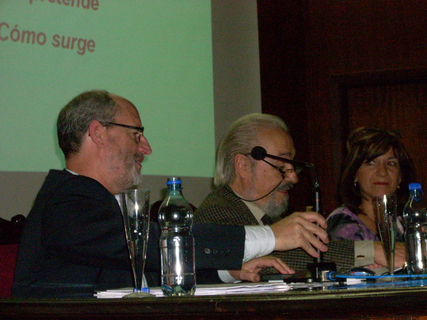 Manuel Dios Diz presentando la mesa redonda dedicada a hablar de redes para la paz