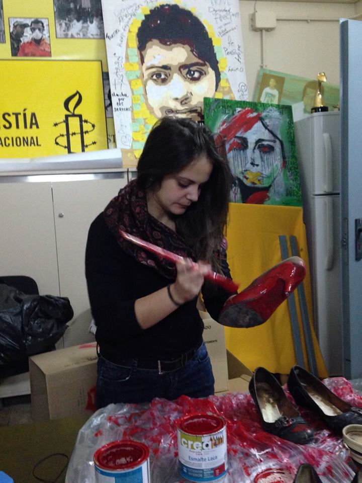 Judit, de Amnistía Internacional, trabajando para la exposición