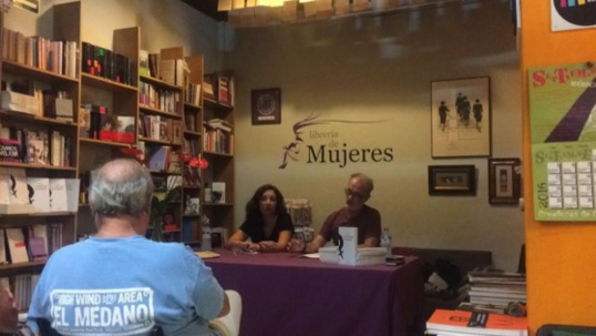 Yaiza Martínez y Ernesto Suárez, en la presentación de "La nada que parpadea" el pasado 23 de septiembre en La librería de mujeres de Tenerife.