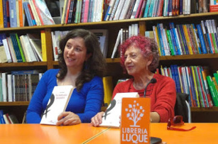 Yaiza Martínez y Juana Castro en la presentación de "La nada que parpadea" en Córdoba