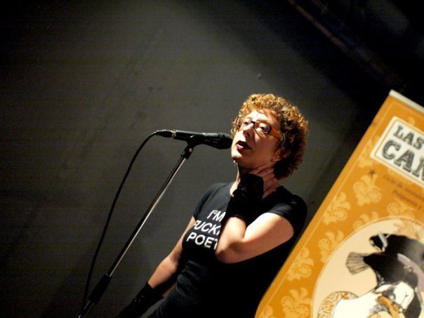 Alicia Martínez recitando en El Perro Andaluz, de Sevilla. Alicia Martínez recitando en El Perro Andaluz, de Sevilla.