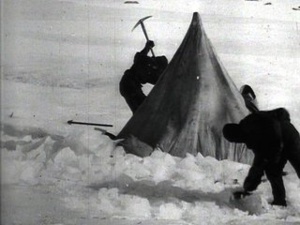 Hemos tenido que montar de nuevo el campamento en un lugar peor que el anterior Hemos tenido que montar de nuevo el campamento en un lugar peor que el anterior