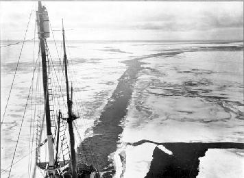 Ayer relevamos esta foto que tomó Hurley hace unos días desde uno de los mástiles, mientras nos habríamos camino a través de la banquisa