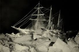 A medianoche la oscuridad era más impenetrable que nunca