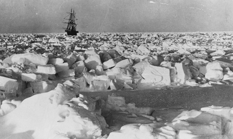 El Endurance rodeado de trozos de hielo