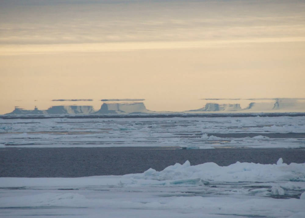 Delante de nuestros ojos los icebergs parecían flotar