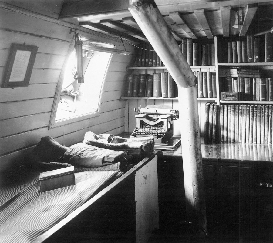 El camarote de Shackleton con la máquina de escribir con la que escribo las crónicas