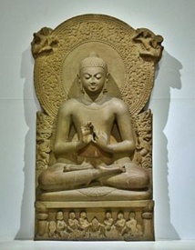 Estatua del Buda Gautama del siglo IV a. C. en la ciudad de Sarnath, distrito de Benarés, estado de Uttar Pradesh, India. Imagen: Tevaprapas Makklay, CC BY-SA 3.0. Fuente: Wikimedia Commons.