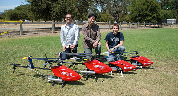 Los helicópteros usados en las pruebas junto a los investigadores. Universidad de Stanford.