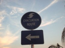 Señal indicadora de la ruta de evacuación.