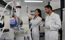 Los investigadores de Fundación Fisabio Majda Dzidic y Alejandro Mira, trabajando en uno de los laboratorios del Área de Genómica y Salud. Fuente: Fisabio.