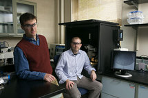 Abraham Stroock, a la izquierda, y Tobias Wheeler, con una imagen del árbol sintético en la pantalla del ordenador. Fuente: Universidad de Cornell.