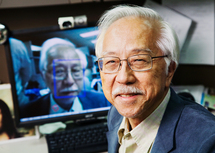 El profesor Huang probando su software. Foto: Universidad de Illinois