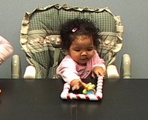 Bebé se acerca un juguete utilizando un bastón. Fuente: Universidad de Washington.