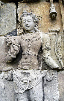 Avalokiteśvara sosteniendo una flor de loto. Siglo VIII-IX, templo de Candi Plaosan, cercano a Prambanan, Java, Indonesia. Fuente: Wikipedia.