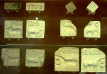 Tablillas de arcilla características del valle del Indo (en el Museo Británico, de Londres)