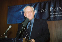 George Ellis recibe el Premio Templeton 2004.