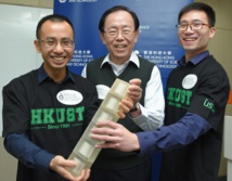El Prof Sheng Ping (centro) y su equipo, Dr Ma Guancong (izda.) y Mr Fu Caixing (derecha). Foto: HKUST