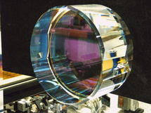 Gran espejo. Los componentes ópticos del haz de láser del GEO600 están hechos de cuarzo fundido. Fuente: Instituto Albert Einstein de Hanóver.