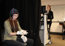 Momento de la fabricación de herramientas prehistóricas. Foto: Shelby S. Putt Momento de la fabricación de herramientas prehistóricas. Foto: Shelby S. Putt