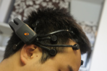 El casco Emotiv Epoc. Foto: H.Aoki El casco Emotiv Epoc. Foto: H.Aoki