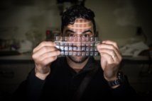 Nelson Sepulveda y su invento. Foto: G.L. Kohuth. MSU.